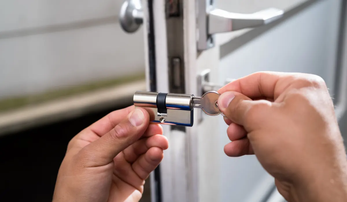 A professional locksmith arriving quickly at a client’s front door in Montreal.