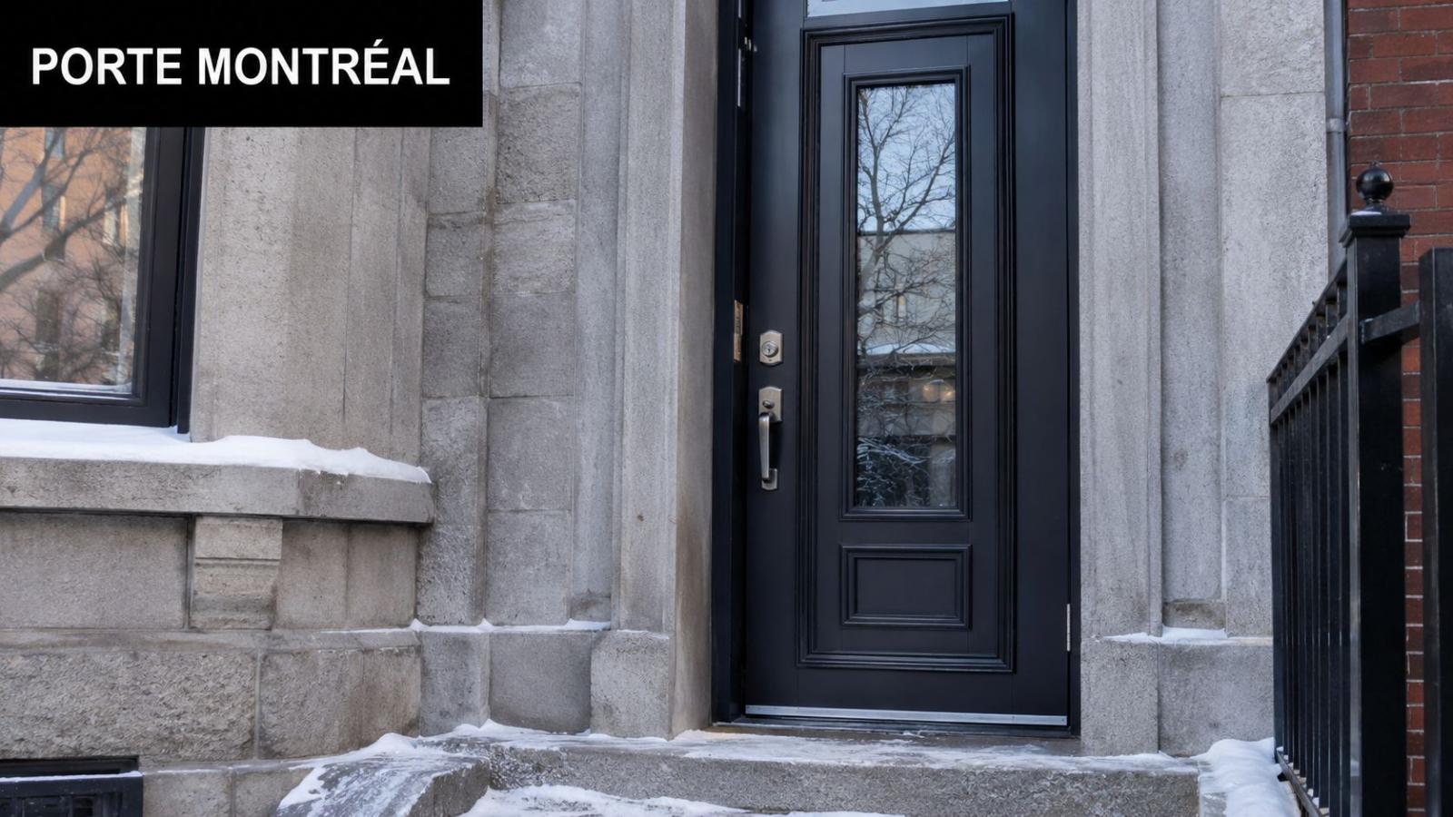 Une porte d'entrée noire élégante encastrée dans une façade en pierre architecturale avec de la neige au sol.